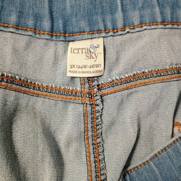EUC: Terra & Sky Sze 3X (24W-26W) Light Wash Distressed Pull-On Cropped Jeans - Picture 3 of 7